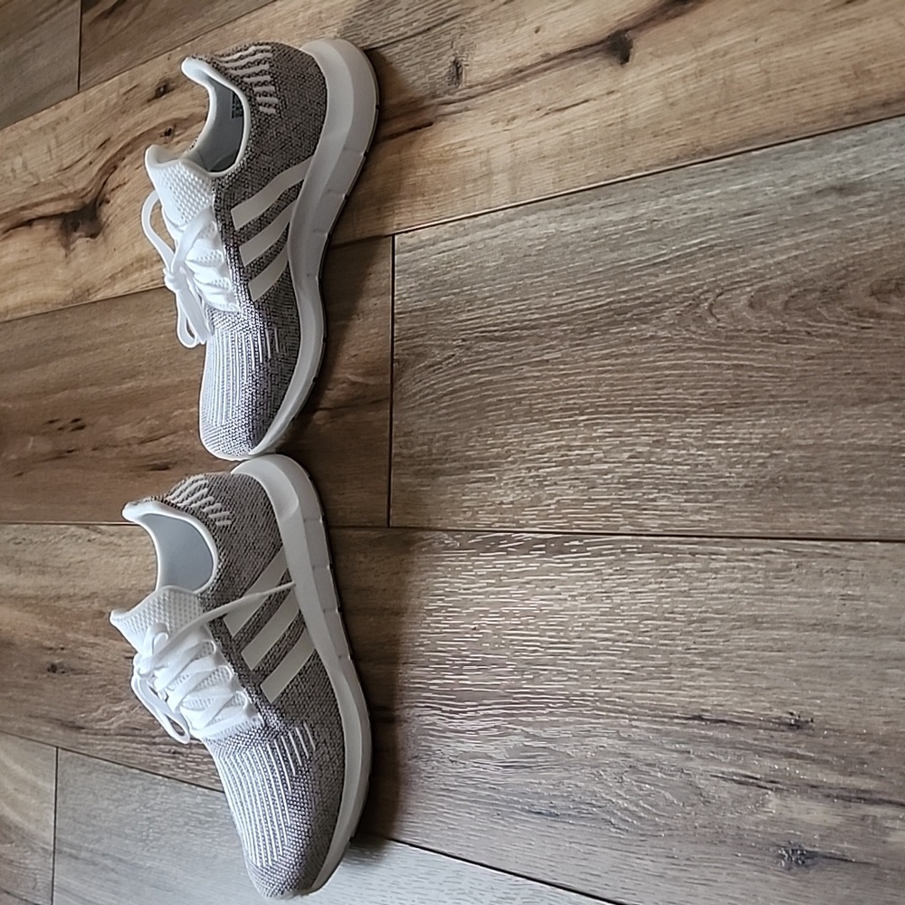 Adidas Swift Run Sneaker, 7.5 Women's (Runs Big), Gray